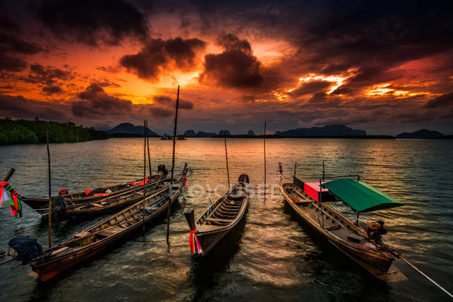 Thailand, phang nga, Fischerboote im Meer unter dramatischem Himmel — Stockfoto