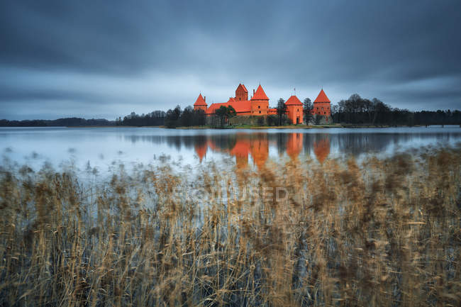 Vista panorámica del castillo por el lago, Trakai, Vilnius, Lituania - foto de stock