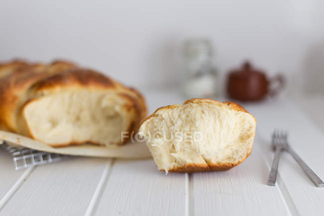 Pan de brioche casero sobre mesa blanca - foto de stock