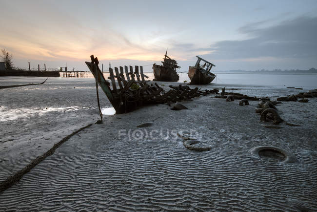 Barca naufragata sulla spiaggia, Kota Kinabalu, Sabah, Malesia — Foto stock