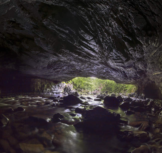 Vista desde una cueva con vistas a la luz del día, Parque Nacional Brecon Beacons, Gales, Reino Unido - foto de stock