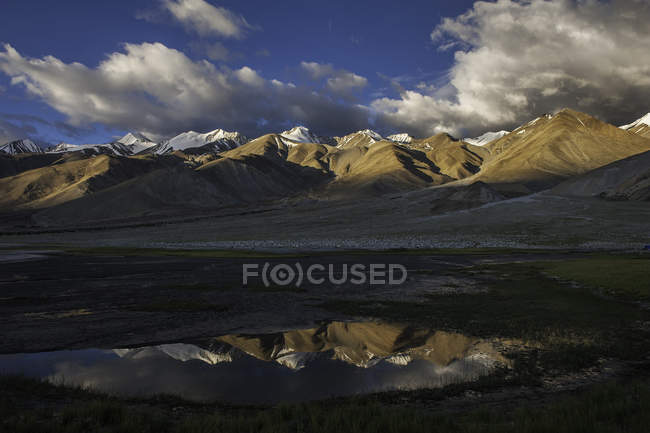 Scenic view of mountain reflections in lake, Pangong Tso, Ladakh, India — Stock Photo