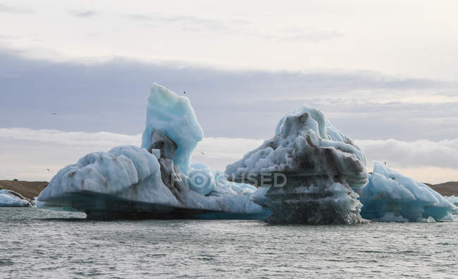 Iceberg flotando en la laguna de Joekulsarlon, Islandia - foto de stock
