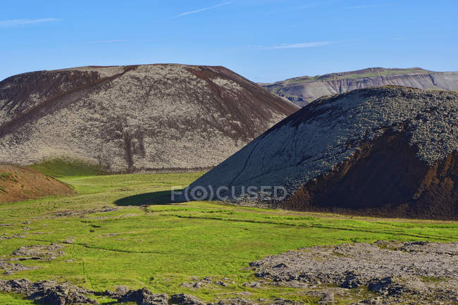 Majestuosa vista de los famosos volcanes gemelos en Islandia, Borgarfjordur - foto de stock