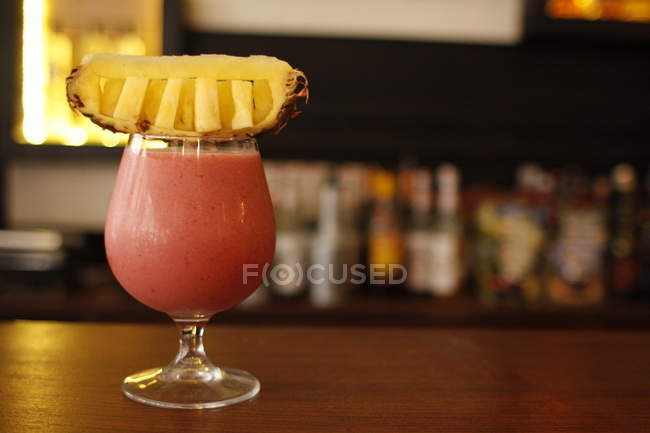 Close-up de coquetel de frutas no balcão de bar — Fotografia de Stock