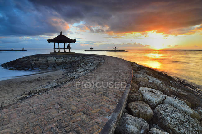 Газебо у моря, Санур, Бали, Индонезия — стоковое фото