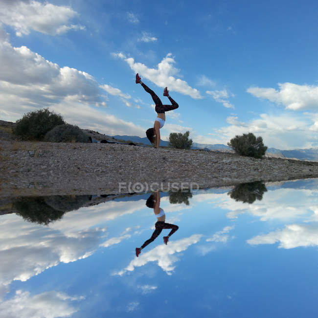 Donna che fa una verticale nel deserto, Nevada, America, Stati Uniti — Foto stock