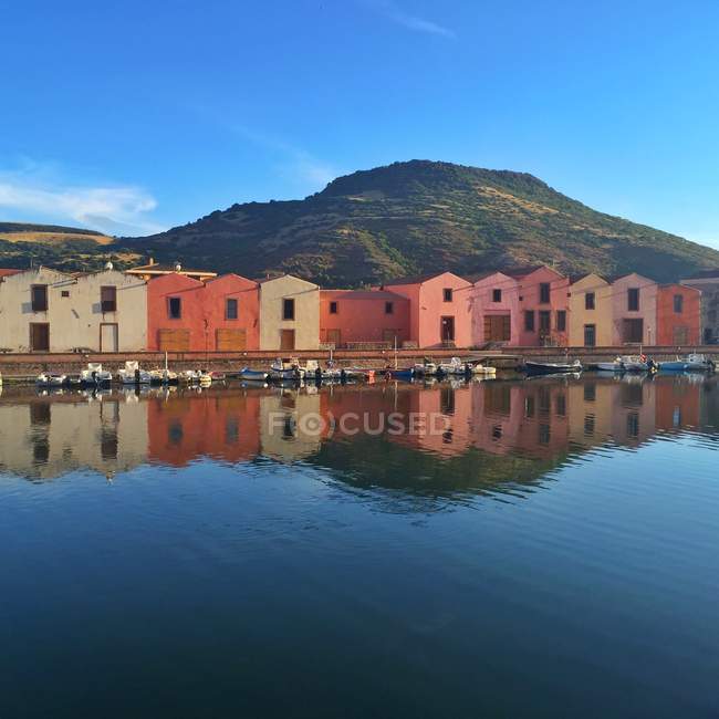 Fila di edifici sul lungomare, Bosa, Sardegna, Italia — Foto stock