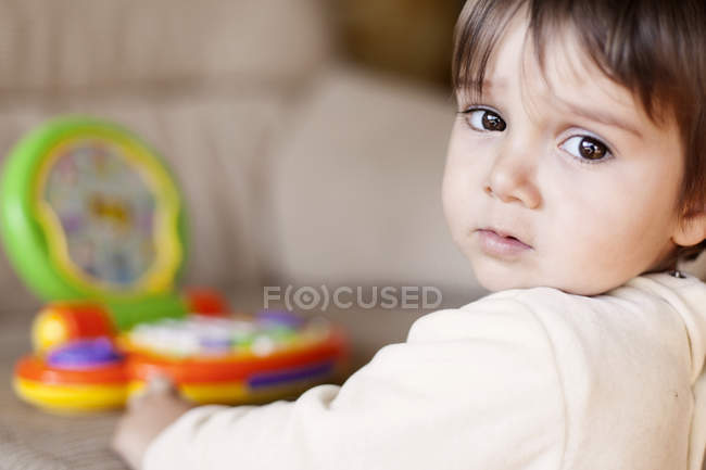 Retrato de niño triste mirando a la cámara - foto de stock