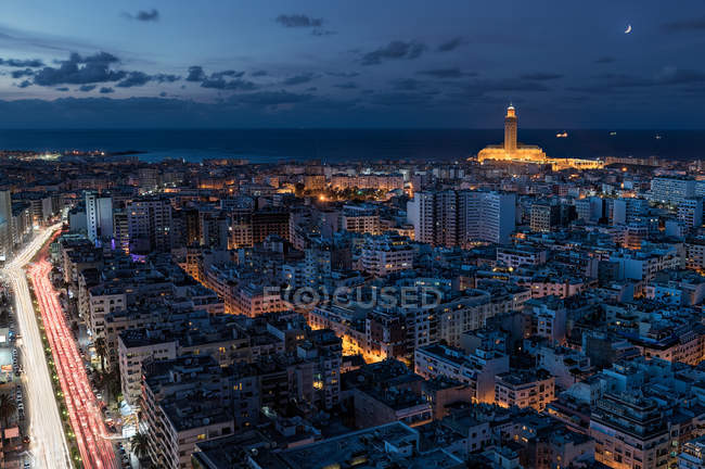 Vista panorámica de Skyline y la mezquita Hassan II, Casablanca, Marruecos - foto de stock