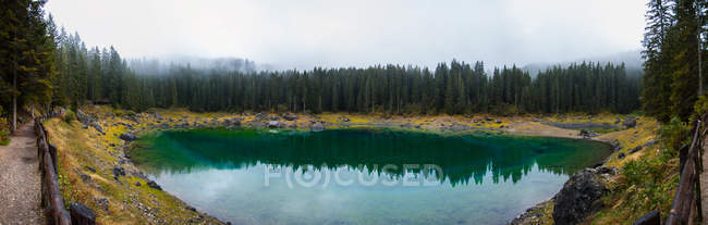 Vista panorámica del lago Carezza, Alpes, Tirol del Sur, Italia - foto de stock