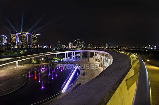Vista panorámica del horizonte de la ciudad por la noche, Singapur - foto de stock