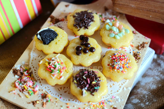 Selezione di dolci torte gustose su tavola di legno, primo piano — Foto stock