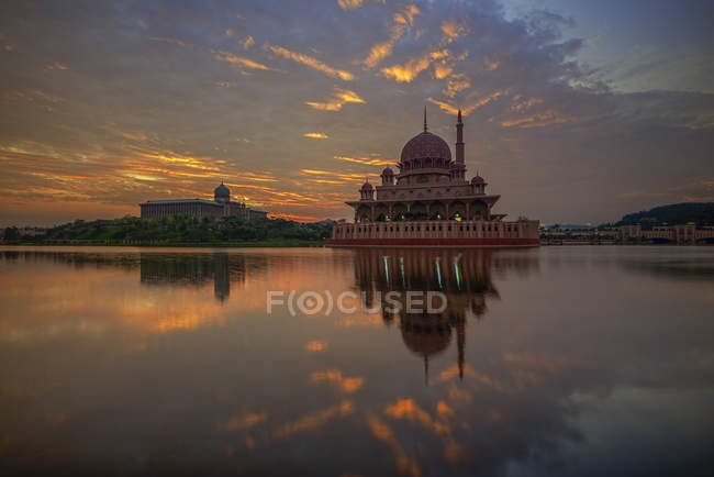 Malerischer Blick auf die Morgendämmerung bei Masjid Putra, Malaysia — Stockfoto