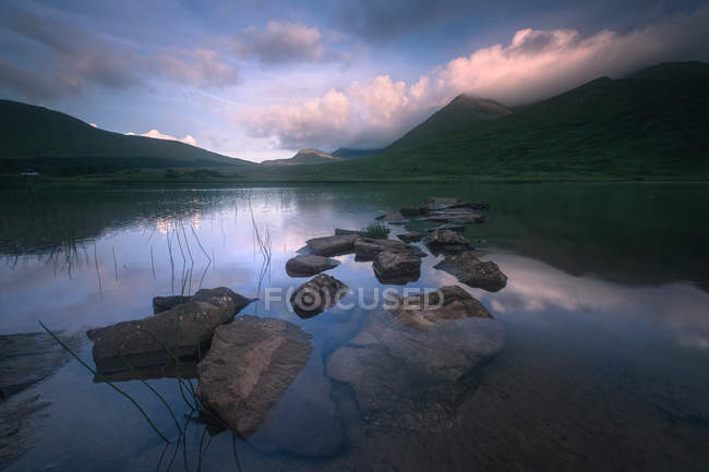 Rochers dans le lac par les montagnes, connemara, Irlande — Photo de stock