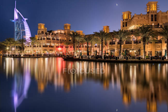 Vue panoramique de l'horizon fascinant de Dubaï la nuit, Émirats arabes unis — Photo de stock