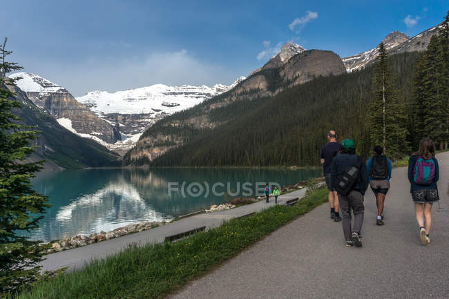 Vue arrière des randonneurs au lac Louise, parc national Banff, Alberta, Canada — Photo de stock
