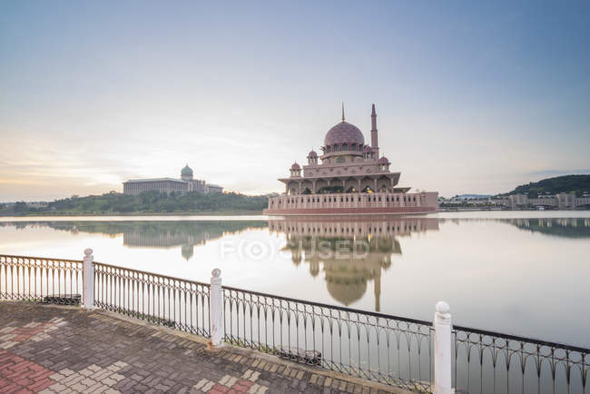 Vista panorâmica da mesquita Putra por lago ao nascer do sol, Kuala Lumpur, Malásia — Fotografia de Stock
