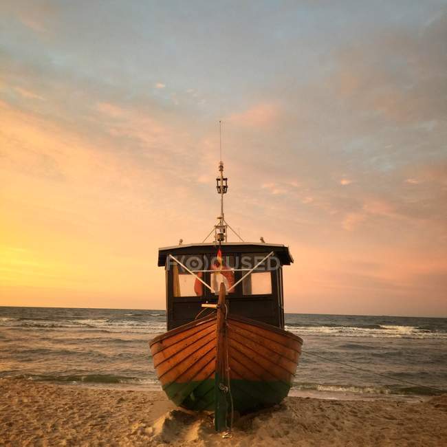 Primo piano di una barca di legno sulla spiaggia, Mar Baltico, Germania — Foto stock