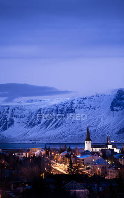 Живописный вид на горизонт города в сумерках, Рейкьявик, Исландия — стоковое фото