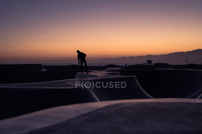 Silhouette eines Skateboarders am Strand von Venedig, Kalifornien, Amerika, USA — Stockfoto