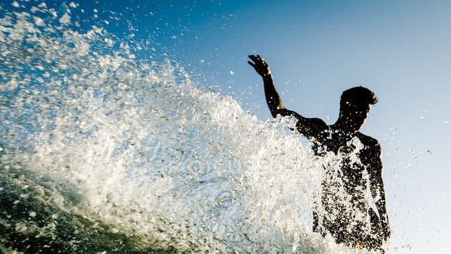Nahaufnahme eines Mannes, der auf einer Welle im Ozean surft — Stockfoto