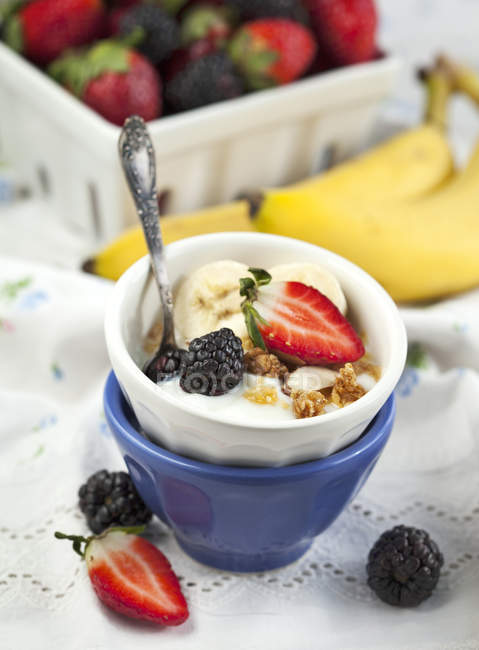 Tigela de iogurte e granola com bagas frescas, close-up — Fotografia de Stock