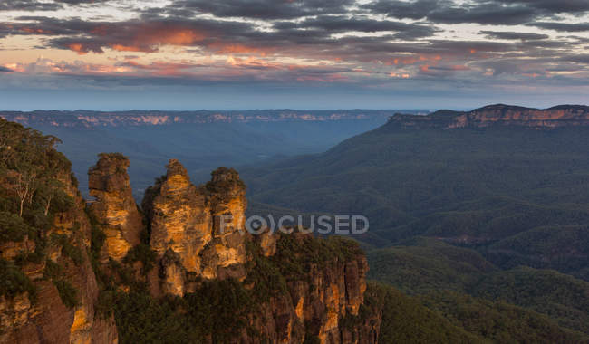 Vista panorámica de Tres Hermanas después del atardecer, Montañas Azules Australia - foto de stock