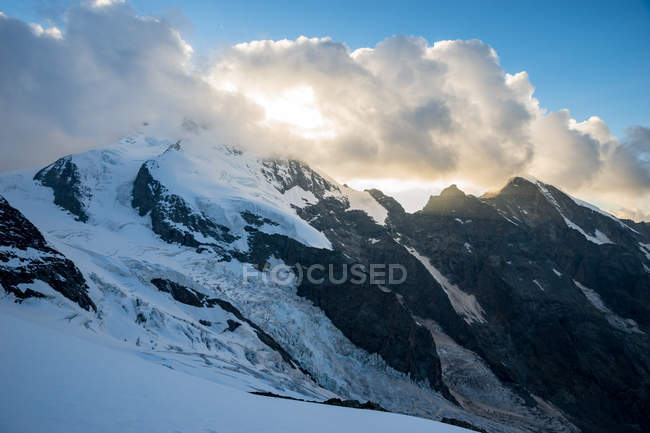 Vista panorámica de la puesta de sol sobre el glaciar Aletsch en los Alpes suizos, Suiza - foto de stock