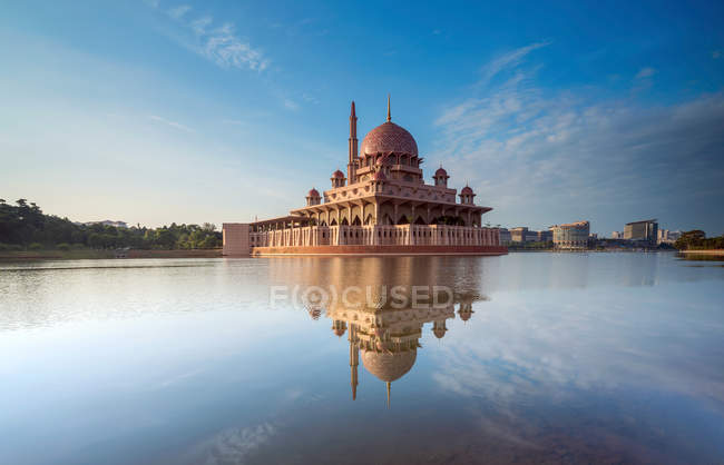 Mezquita Putra y reflexión en lago, Kuala Lumpur, Malasia - foto de stock