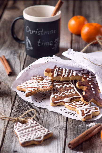 Biscuits de Noël et une tasse de chocolat chaud — Photo de stock