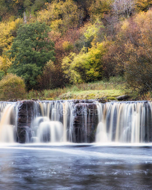 Величественный водопад Уэйнват, Йоркшир Дейлз, Йоркшир, Англия, Великобритания — стоковое фото