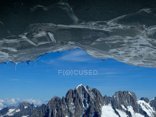 Impresionante panorama de montaña tomado de una cueva de hielo, Mont Blanc, Francia - foto de stock