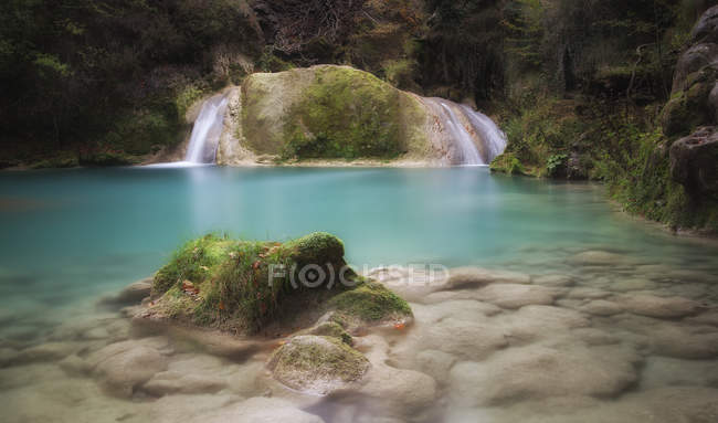 Malerischer Blick auf Teich, Wasserfall und Felsen mit Moos, Spanien, Navarra, amescoa baja, baquedano — Stockfoto