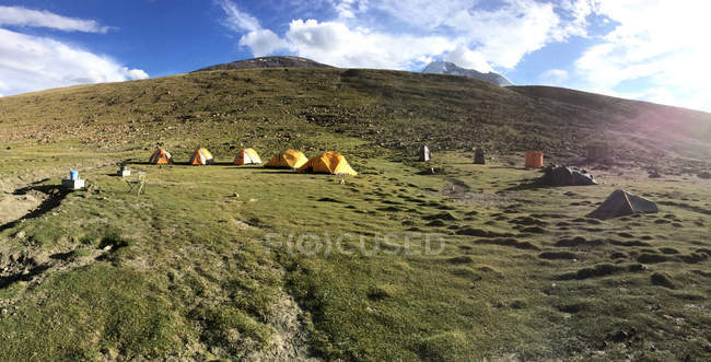 Vista panorámica del camping nimaling, Kangyatse II, India - foto de stock