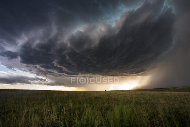 Vue majestueuse du nuage de tempête supercellulaire, plaines du Colorado, Amérique, États-Unis — Photo de stock