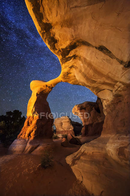 États-Unis, Utah, Grand monument national Escalante-Escalante, Metate Arch, Devils Garden at night tme — Photo de stock