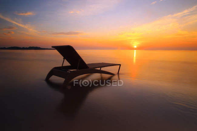 Tumbonas en la playa al amanecer, Nusa Dua, Bali, Indonesia - foto de stock