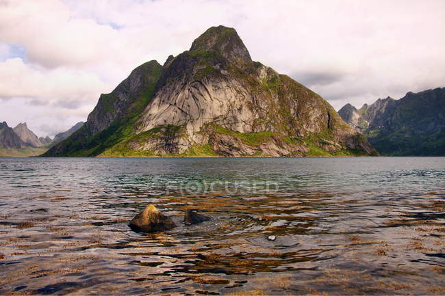 Noruega, Reine Rock, montanha rochosa e mar — Fotografia de Stock