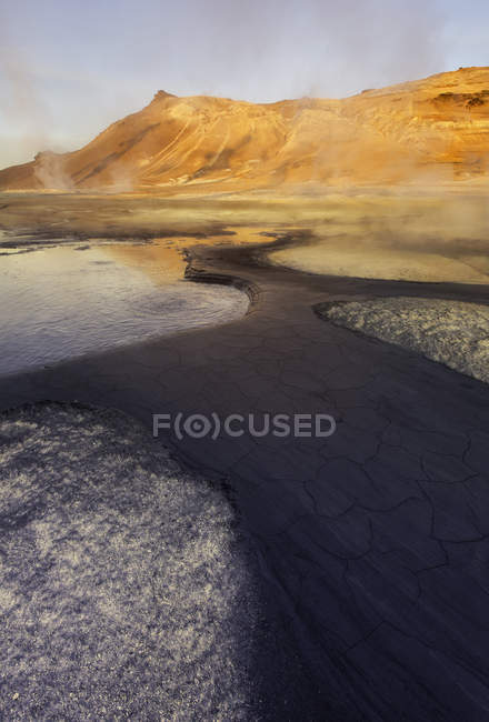 Namafjall Piscinas geotermales y vapor, Islandia - foto de stock