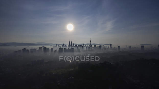 Vue panoramique de Kuala Lumpur skyline au lever du soleil, Malaisie — Photo de stock