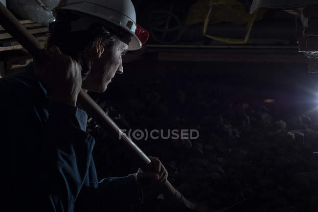 Close-up do mineiro masculino que trabalha na mina de carvão com pá — Fotografia de Stock