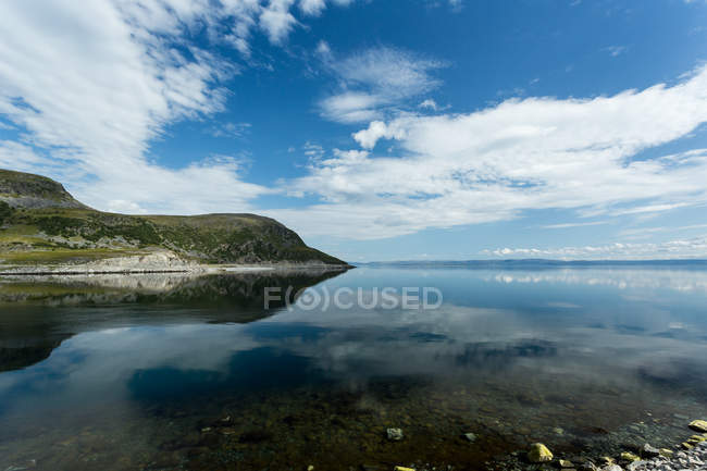 Norvège, Finnmark, Norge, vue panoramique du fjord tranquille sous les nuages — Photo de stock