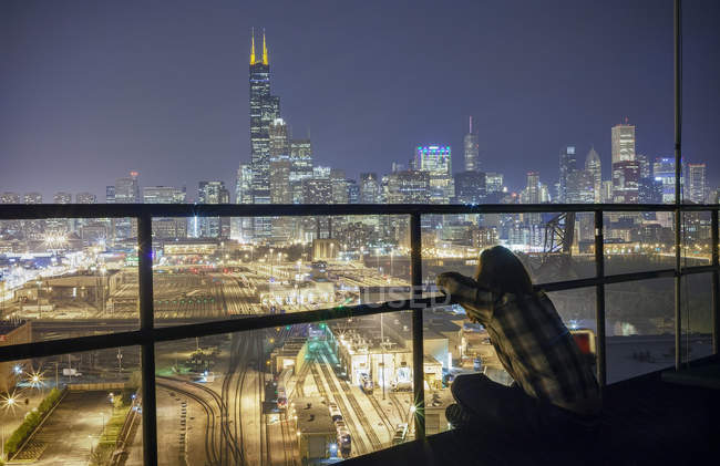 Uomo che ammira la vista notturna dei grattacieli di Chicago, Illinois, USA — Foto stock