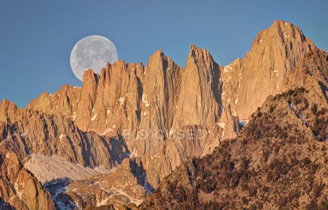 Scenic view of moon setting over mount whitney, California, America, USA — Stock Photo