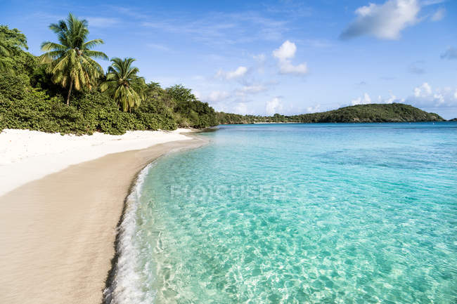 Malerischer Blick auf Caneel Hawksnest Strand, st john island, jungfräuliche Inseln, Amerika, Vereinigte Staaten — Stockfoto