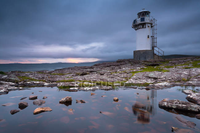 Живописный вид на маяк, Мэттью-Бром, Шотландия, Великобритания — стоковое фото
