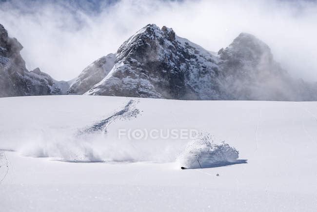 Вид на заснеженные горы и лыжи, лежащие в снегу в Альпах, Австрия — стоковое фото