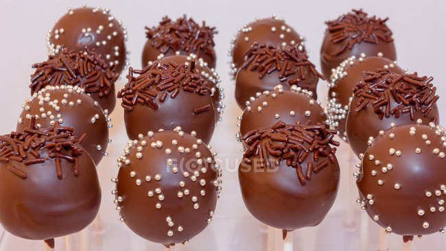 Primer plano de dulces lollies de chocolate en una fila - foto de stock