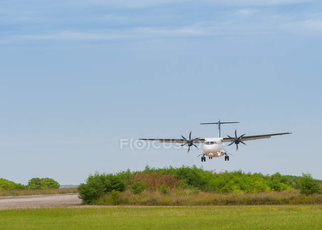 Scenic view of propeller plane landing, Philippines — Stock Photo
